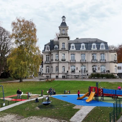 Enfant accompagné dans une activité de communication : gestes, supports visuels ou langue des signes