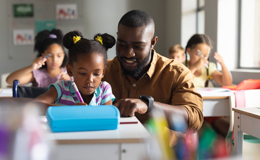 Salle de classe avec des élèves attentifs et un enseignant