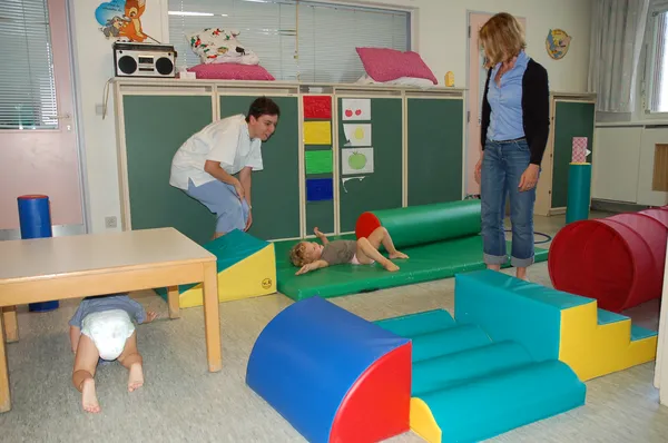 Jeune enfant jouant avec des blocs colorés