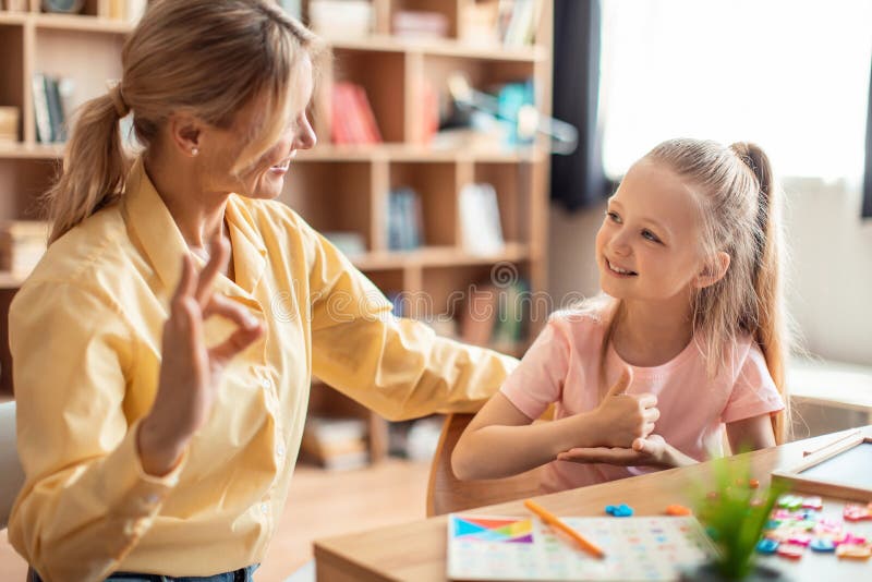 Enseignante en langue des signes avec un élève