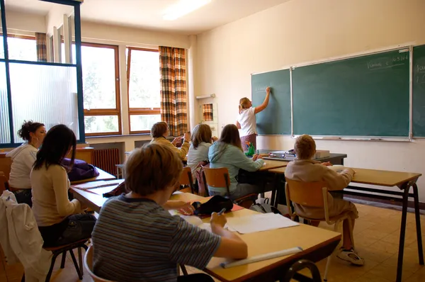 Deux adolescentes en classe